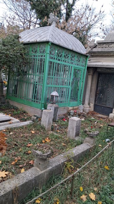 Loc de veci. Capela din sticla cimitiru Colentina