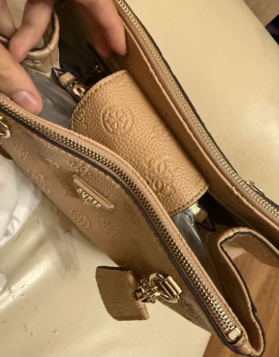 Чисто нова оригинална чанта Guess