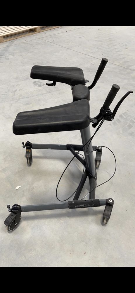 Vând scaun cu rotile pentru persoane cu dizabilități