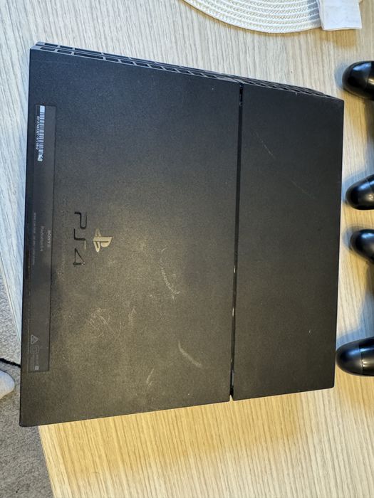 Ps4 cu 2 controler la pret 700 de lei si un joc