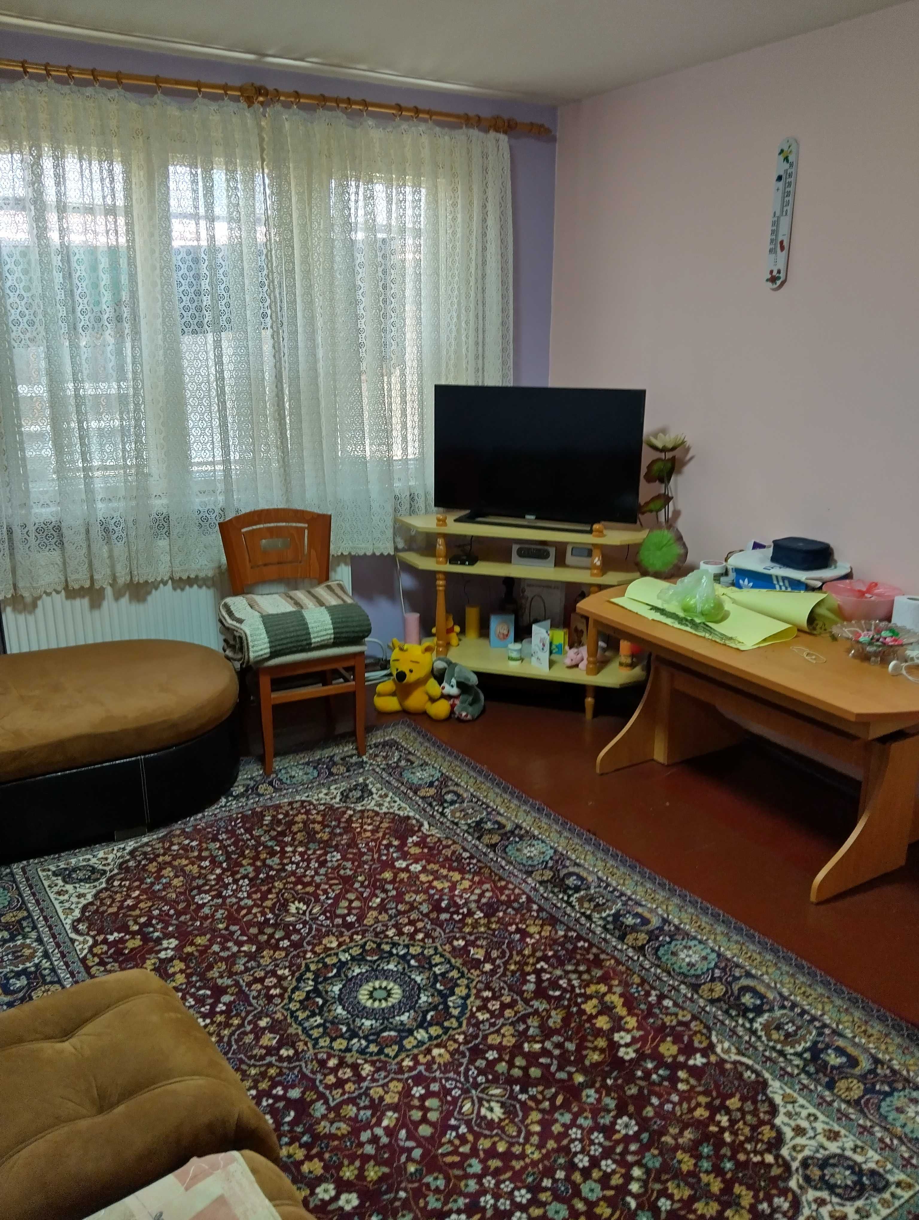 Продава къща в широк център