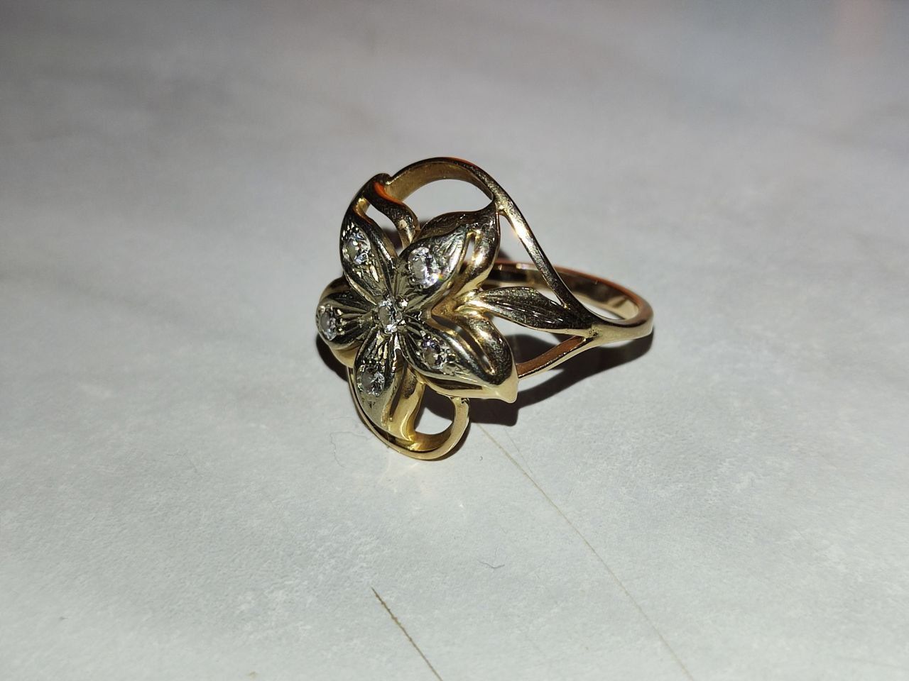 Продается золотое кольцо с якутскими бриллиантами