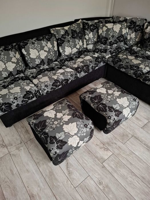 Продавам ъглов диван и 2 табуретки