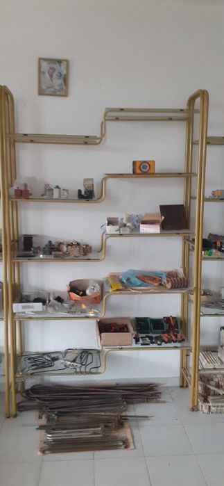 Магазинско оборудване -в добро състояние.