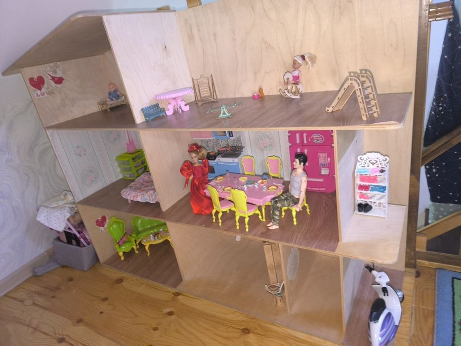 Продам Домик Барби с куклами и наполнением