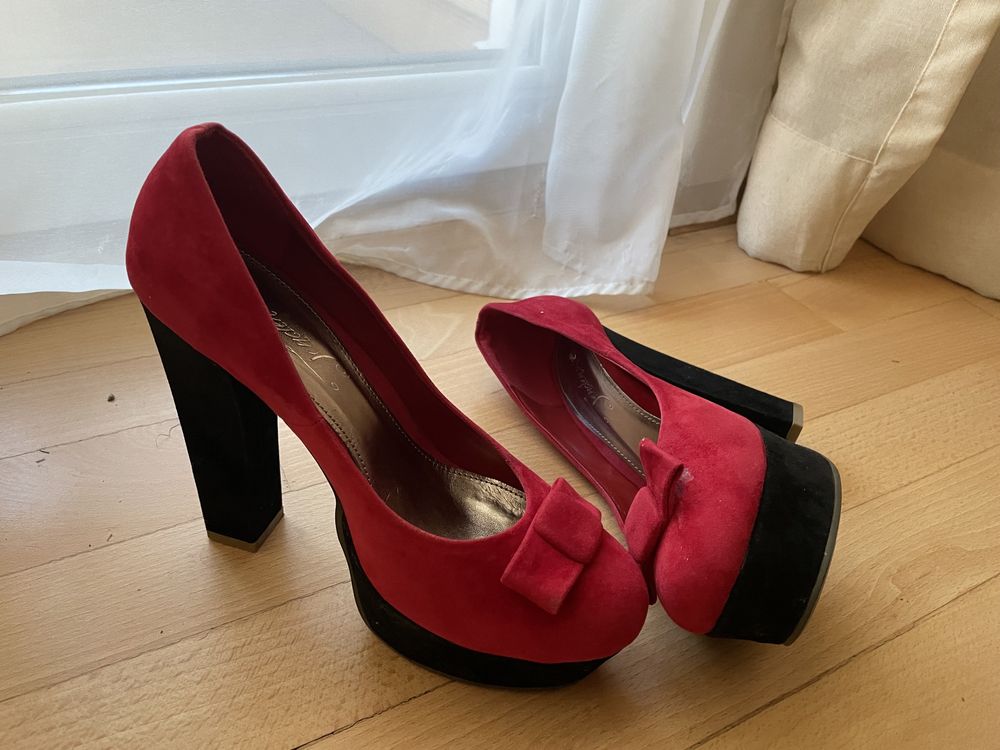 Червени велурени обувки на висок ток и платформа Tendenz