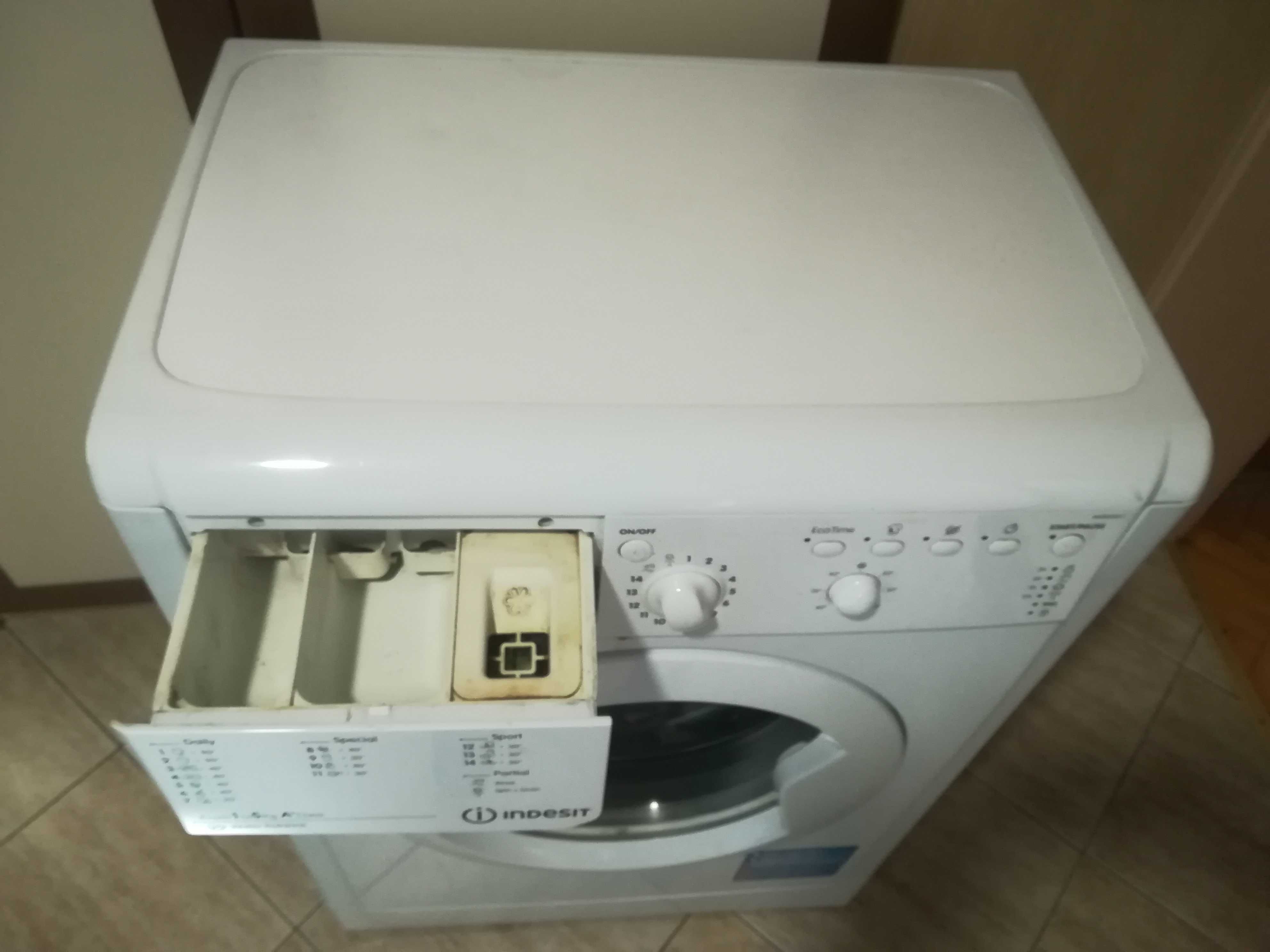 Продавам пералня Indesit IWSB50651 с проблем.