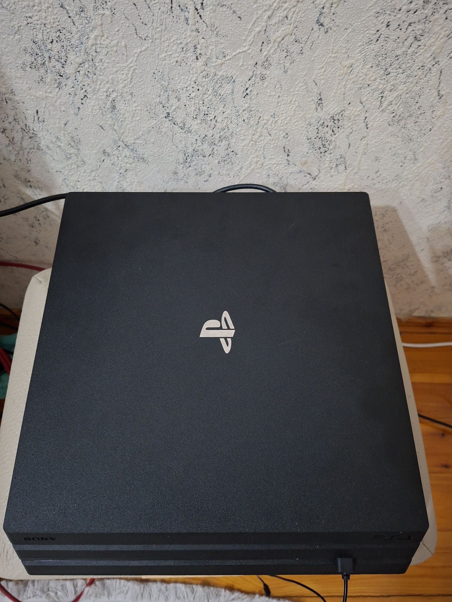 Продаетсяигровая приставка   sony playstatin 4 pro