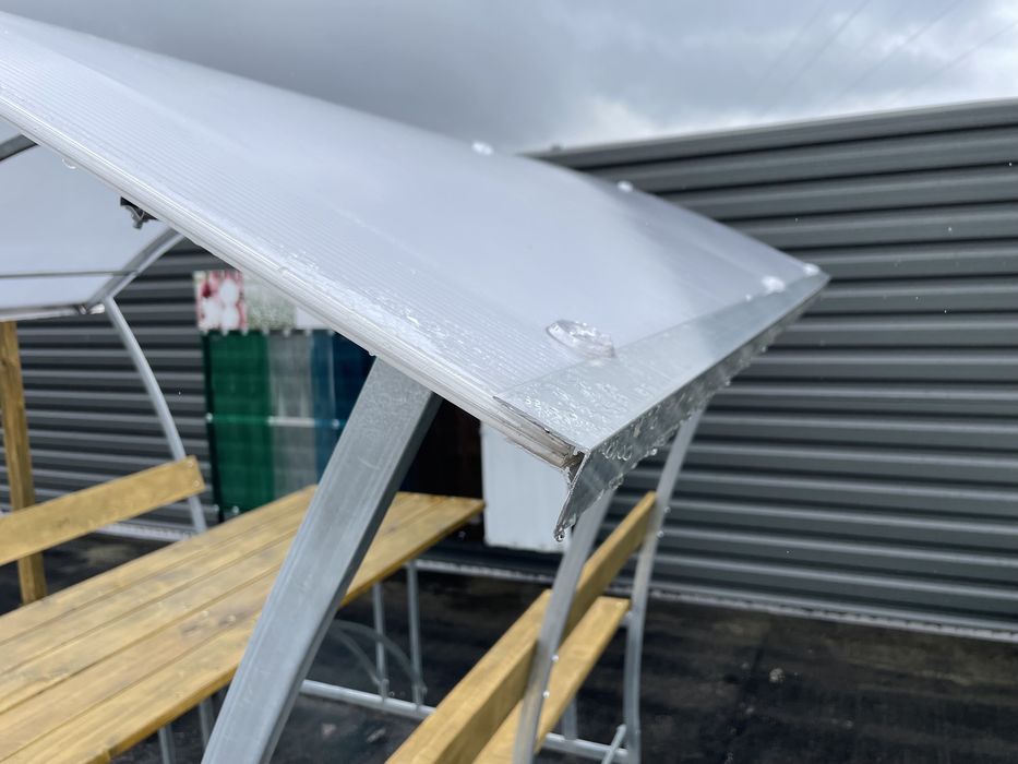 Masa de gradina cu acoperis