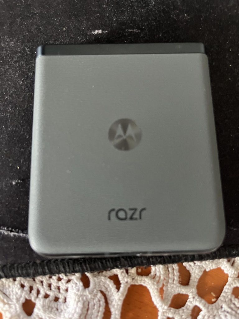 Motorola Razr 40 256 GB 8 GB RAM stare nou cumpărat de 4 luni de zile