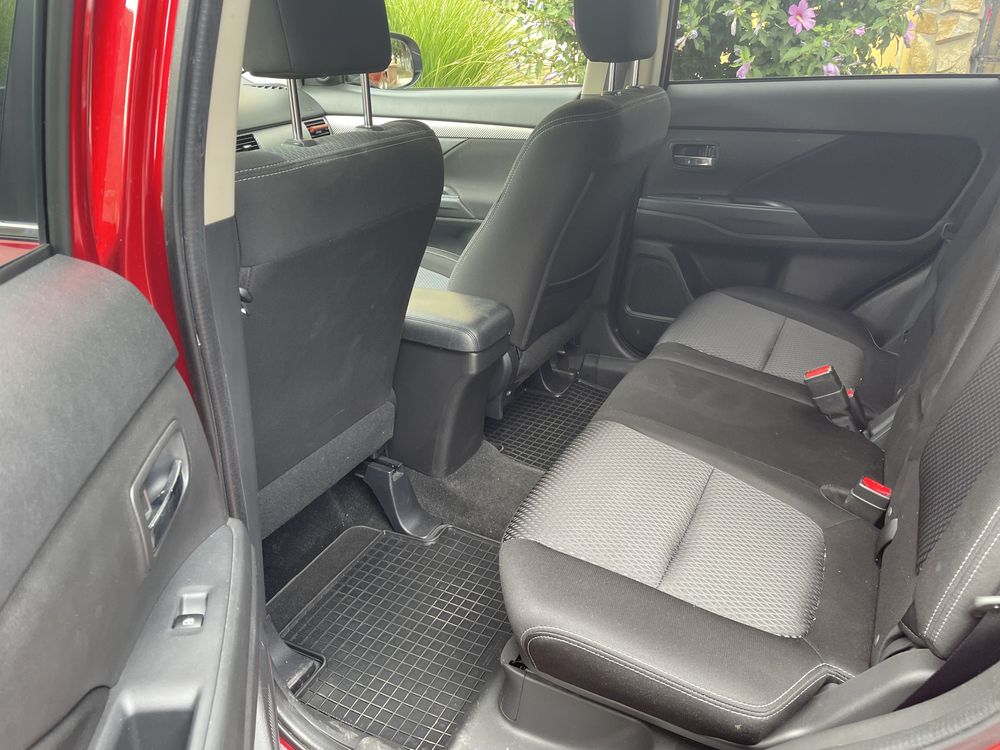 Vând Mitsubishi Outlander