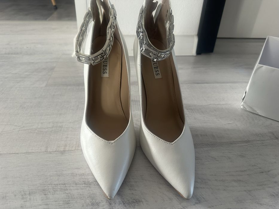 Vand pantofi Guess