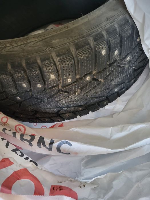 Продам комплет зимней резины в хорошем состоянии 225/4 R17