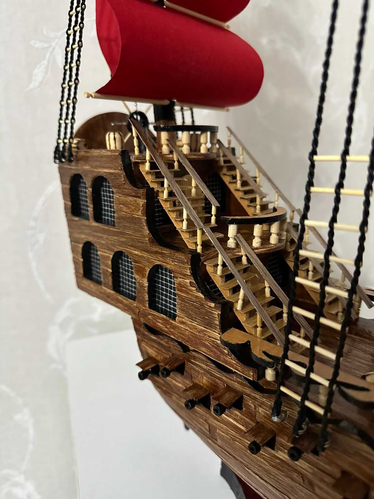Корабль ручной работы из дерева