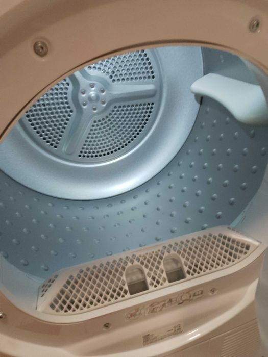 Vând uscator rufe 8kg