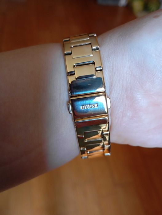 Часовник дамски Guess Eve GW0615L2. Нов. Златист.