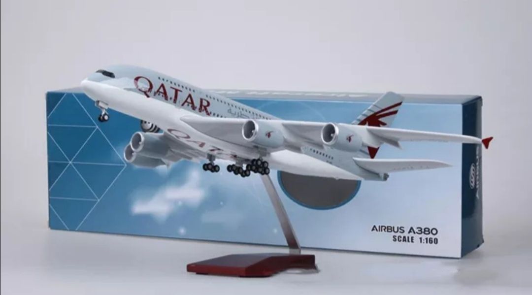 Macheta avion Qatar Airways 46 cm / cadou