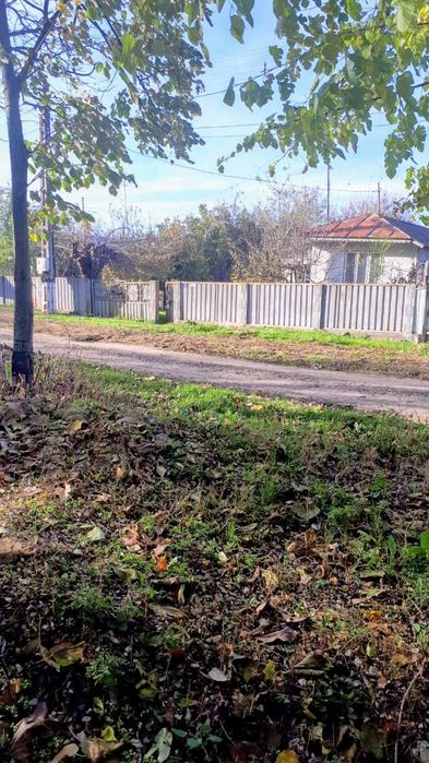 Teren cu casă bătrâneasca de vânzare