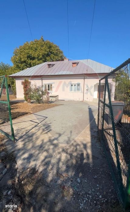 De vanzare casa 4 cam., teren 2510,  400 m de statia de metrou 1Mai