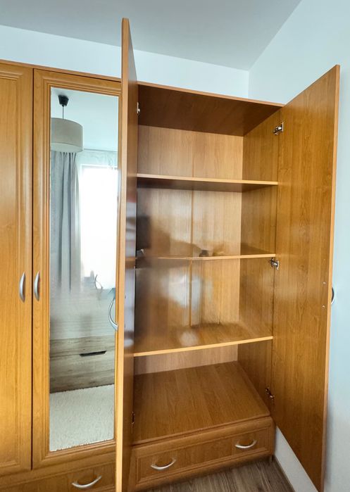 Продавам гардероб в отлично състояние.