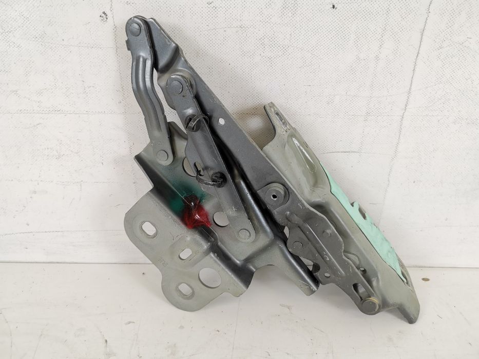 Ягуар Е-Пейс / Jaguar E-Pace Оригинална дясна капачка на панта в добро