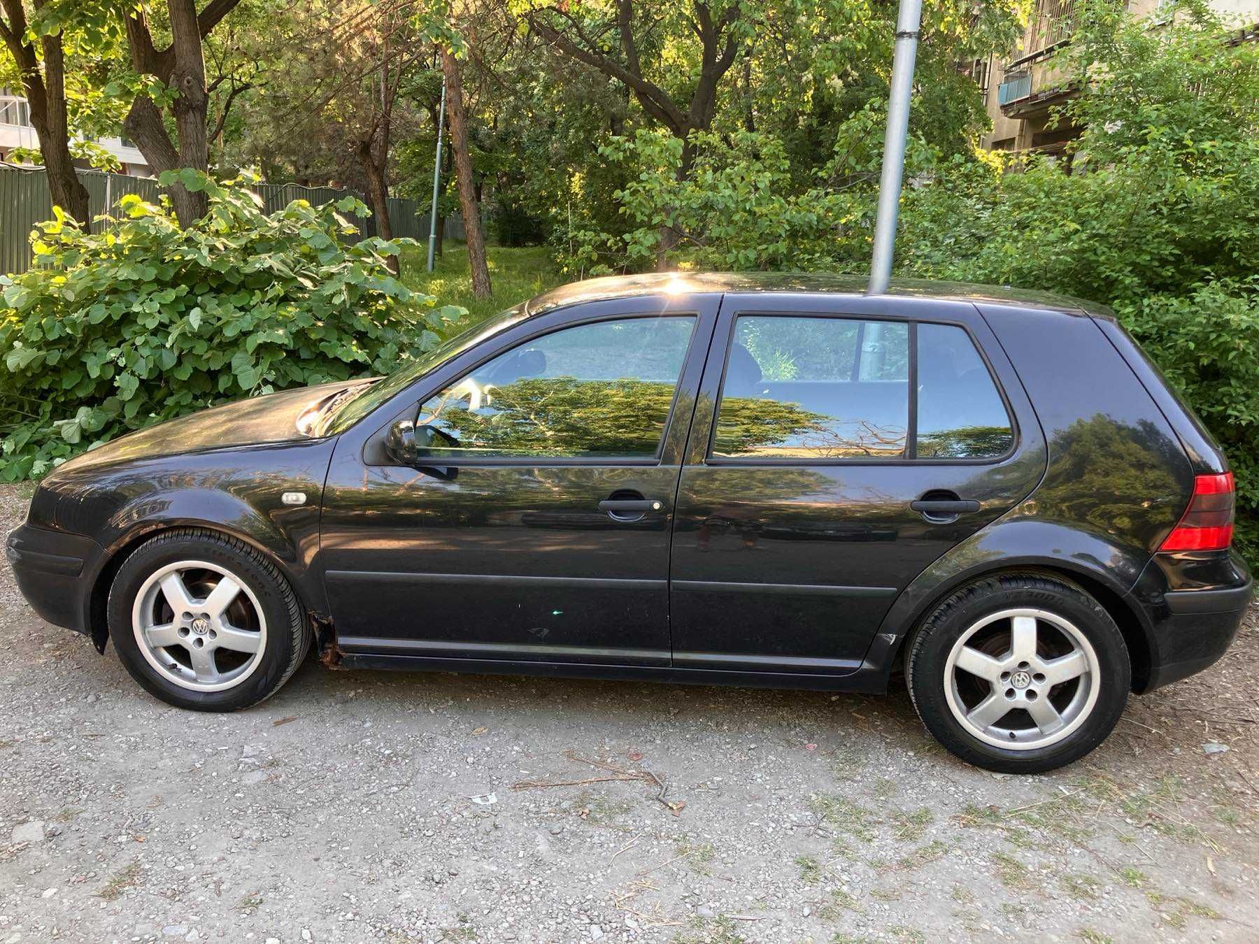 Продавам VW Golf 4, 1.6, 16V, бензин, ръчка, 04.2000г., черен, 5 врати