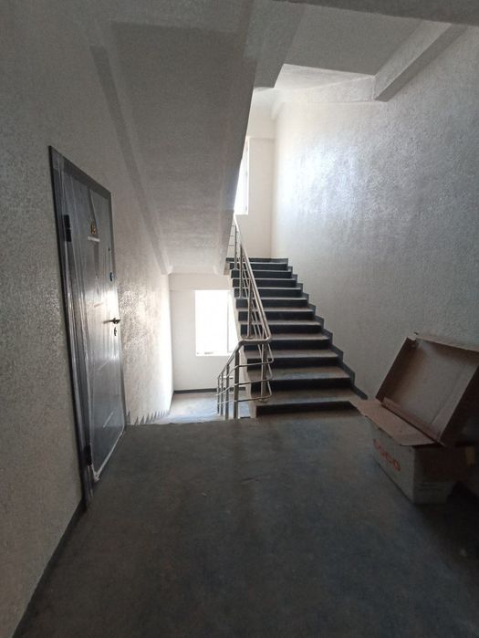 5етажлик янги домнинг 3етажидаги 1хоналик квартира сотилади