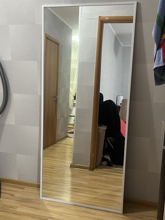 Настенное зеркало