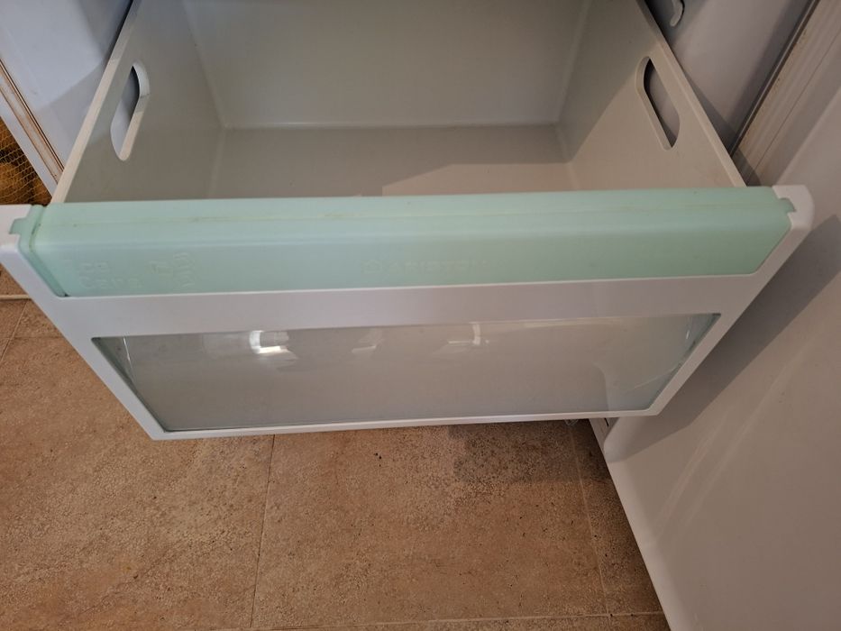 Хладилник Аriston на части!