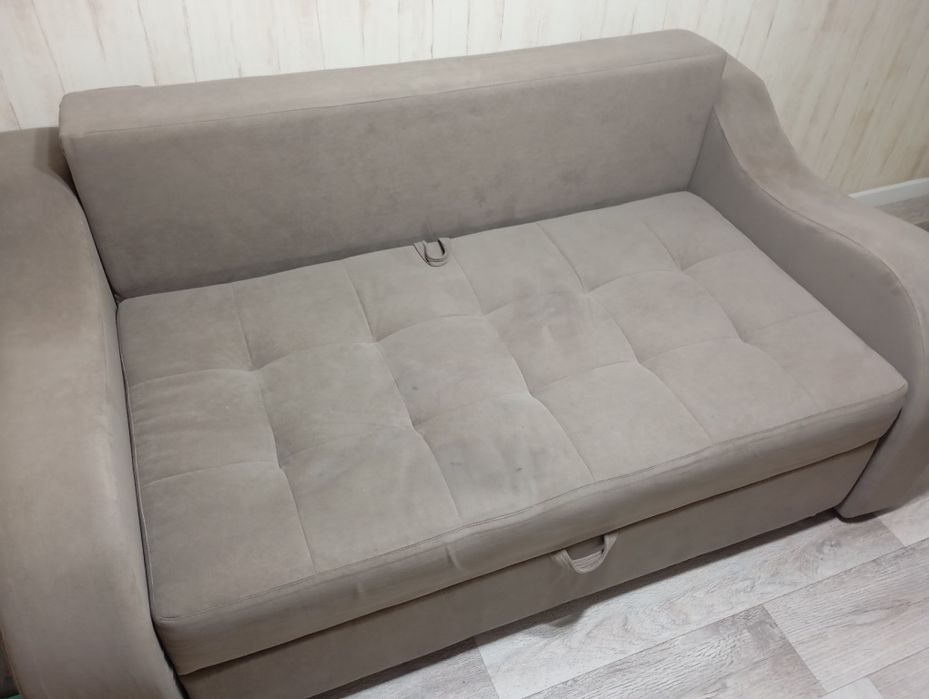 Продам диван срочно.