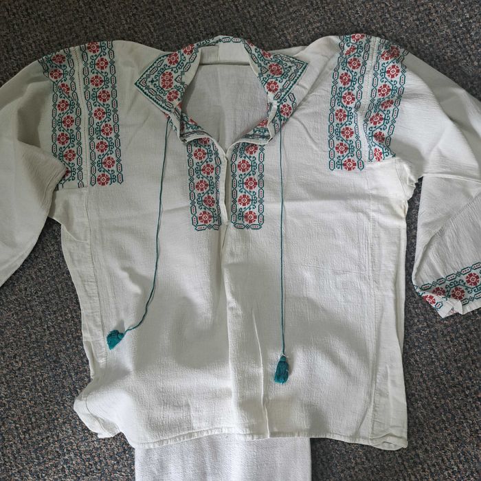Costum national autentic din zona Moldovei