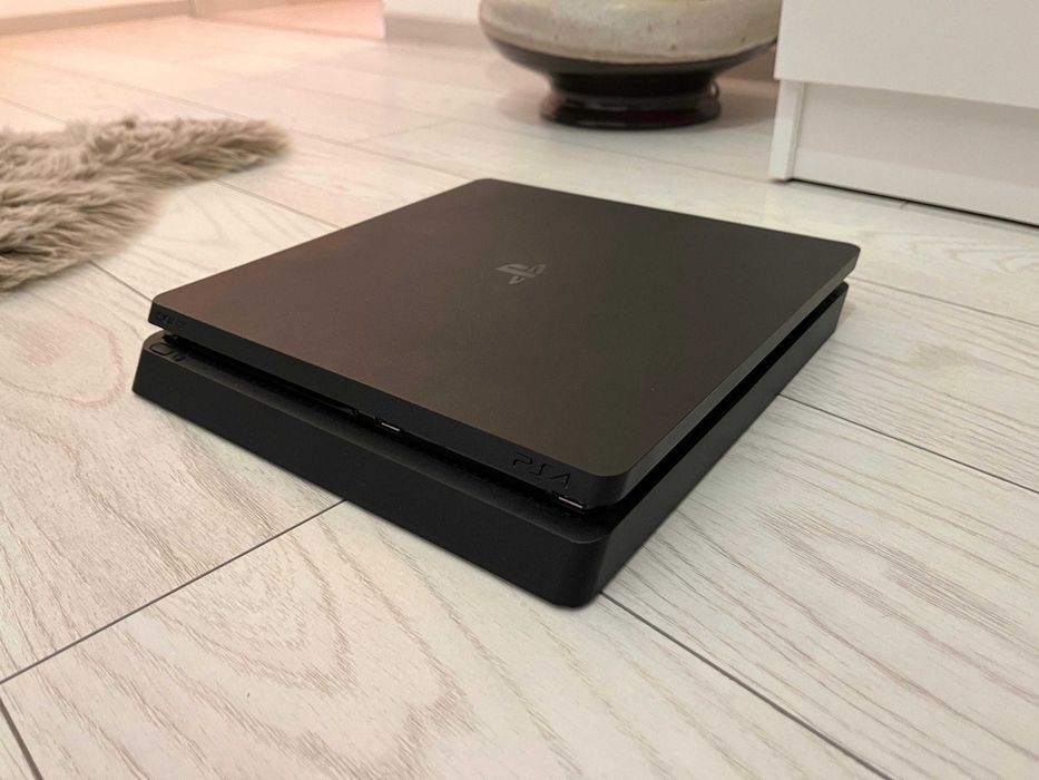 PS 4 Slim 1 TB + accesorii - stare impecabila