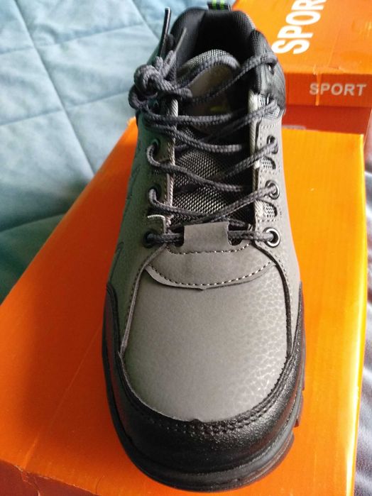 De vânzare adidași noi