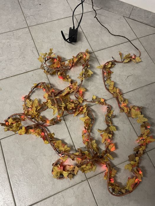 Ghirlandă luminată cu frunze de toamna