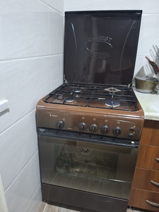 Gaz plita GEFEST sotiladi.