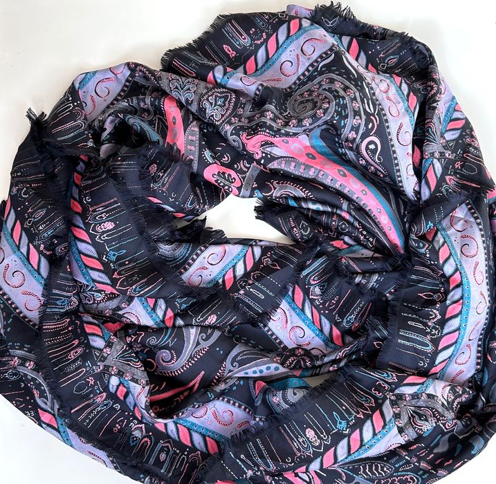 Разкошен голям нежен шал в розово лилави нюанси