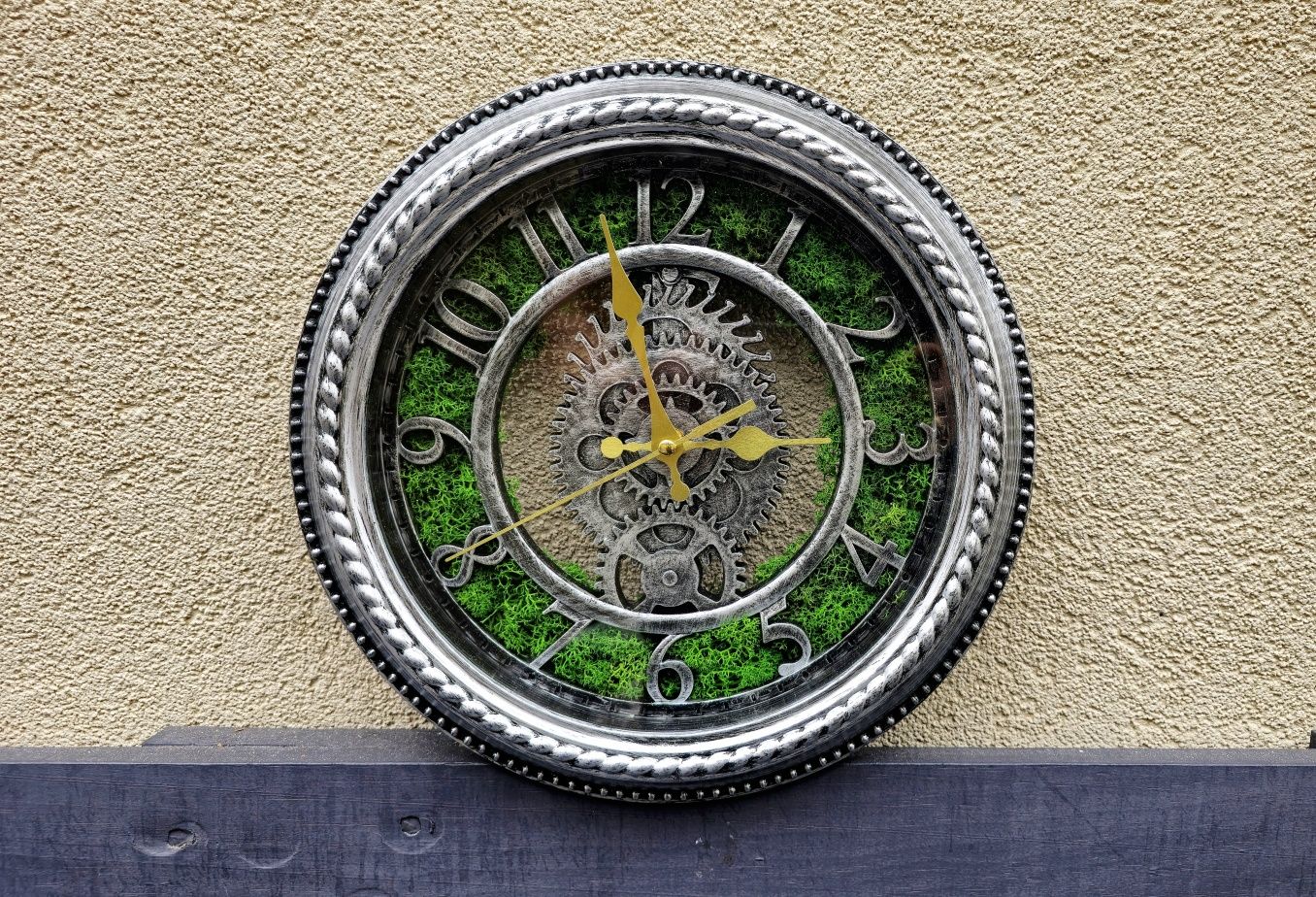 Часовник декориран с напълно естествен скандинавски мъх