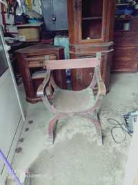 Античен дървен кожен стол