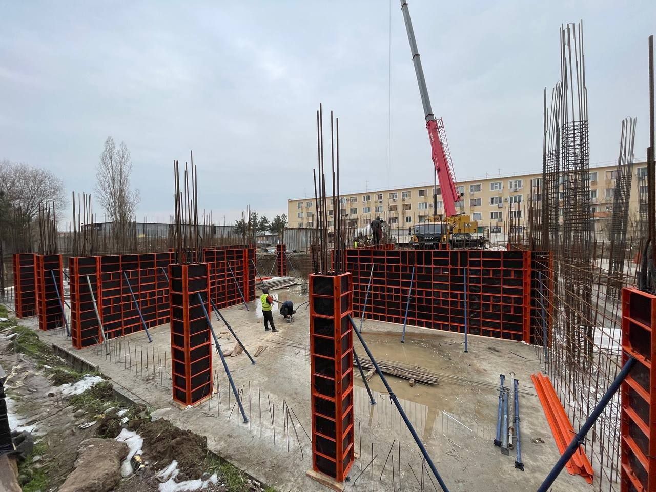 Apalafka beton quyish uchun arenada