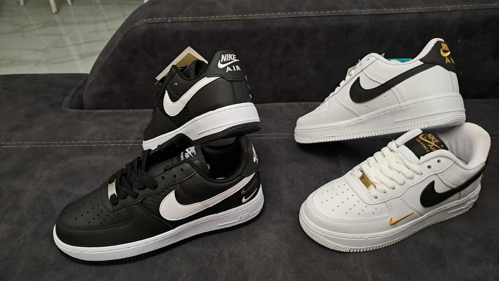 Adidasi Nike cu eticheta