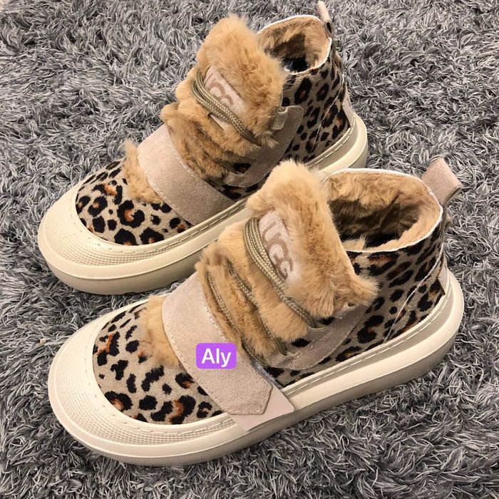 Animal Print UGG 
38,38,39,39

260 lei
Cu săculeț