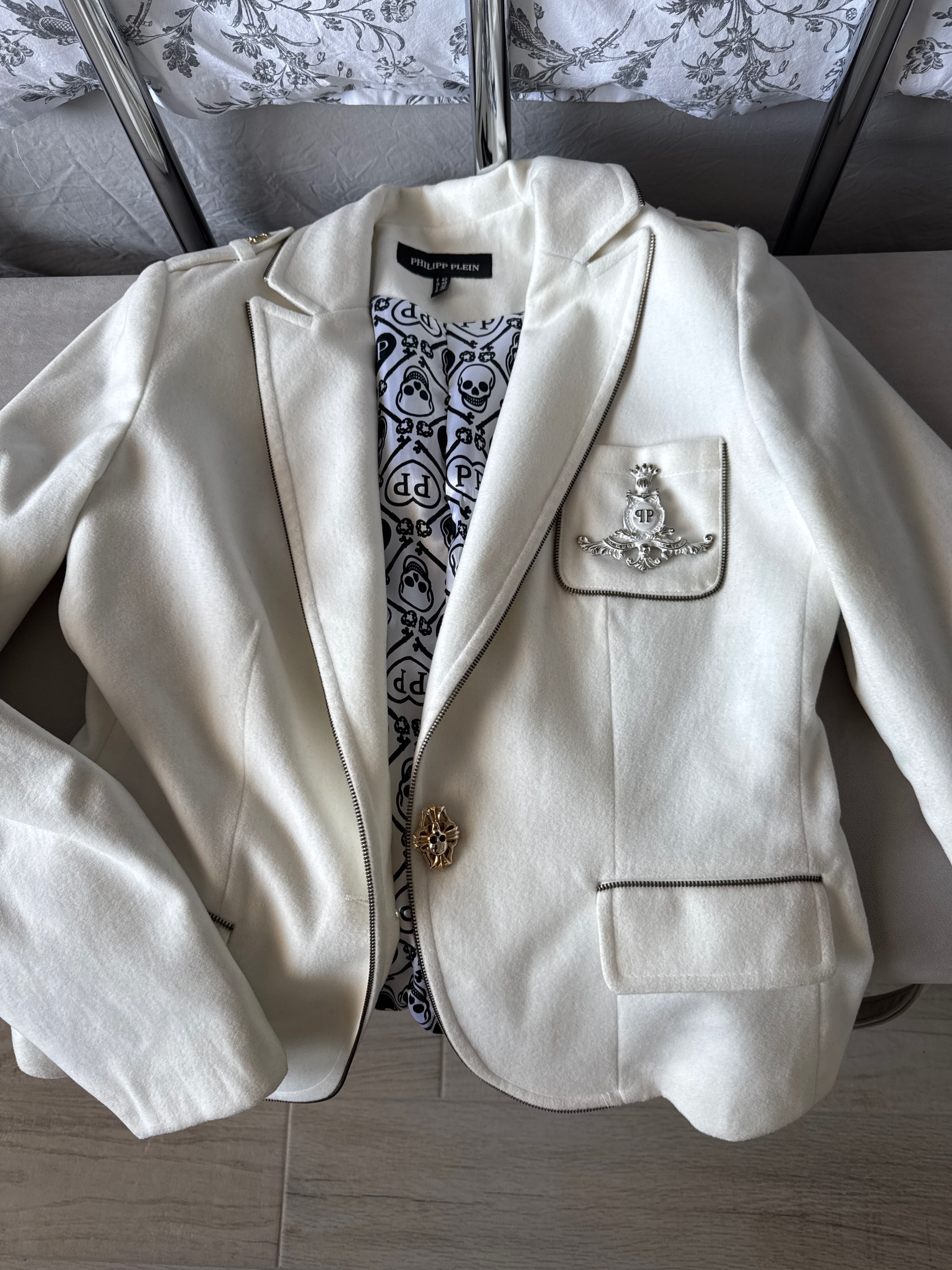 Сако дамско Philipp Plein  кремаво, едва носено, в добро състояние.