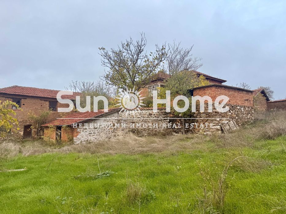 Поддържана тухлена къща  в село Овчарово