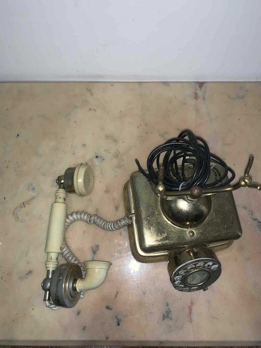 Telefon vintage in carcasa de alama functional