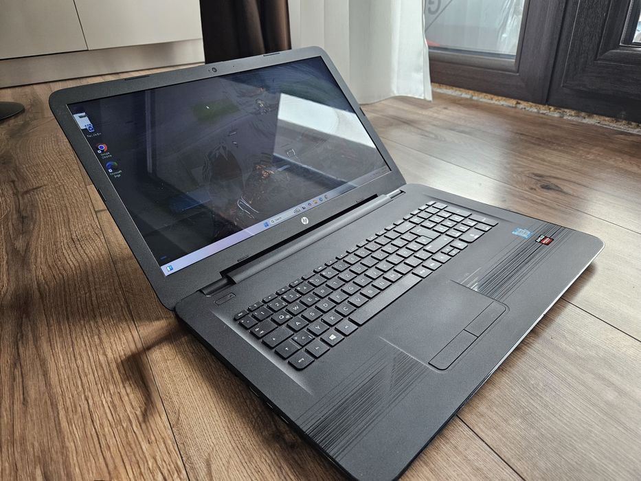 Laptop Gaming HP 17.3 LED, Intel i5 7th, 8GB DDR4, 2 placi video, SSD