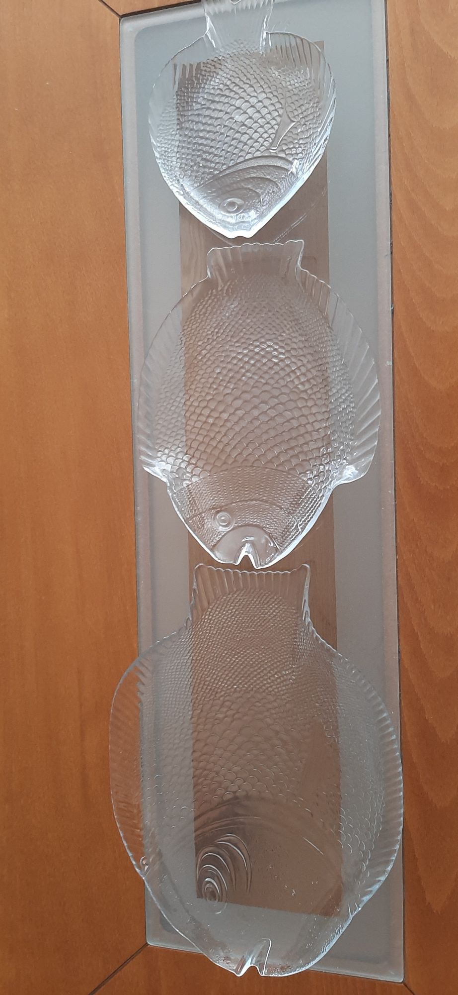 Комплект стъклен поднос във формата на риба.