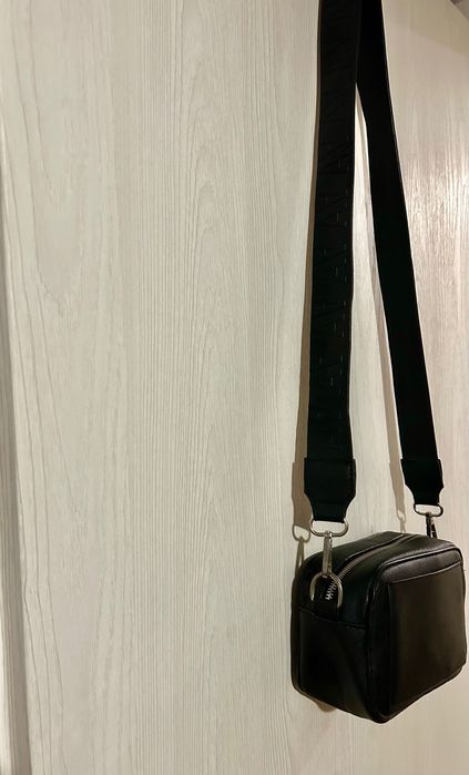 Малка черна чантичка