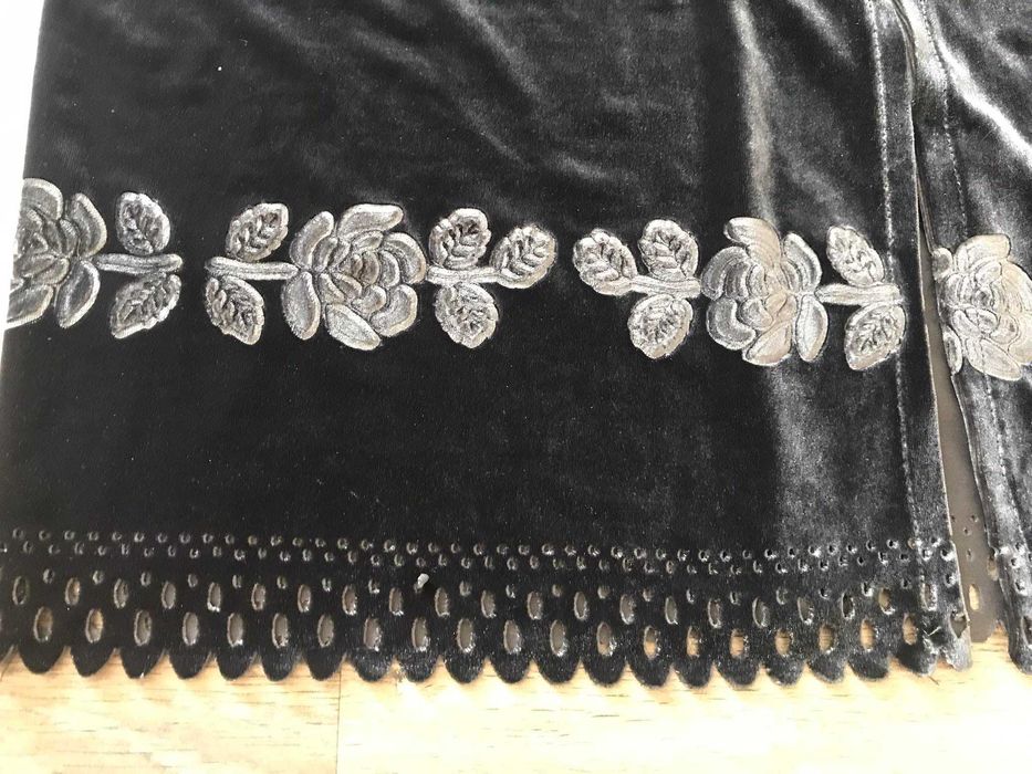 Еластична кадифена рокля с цепка