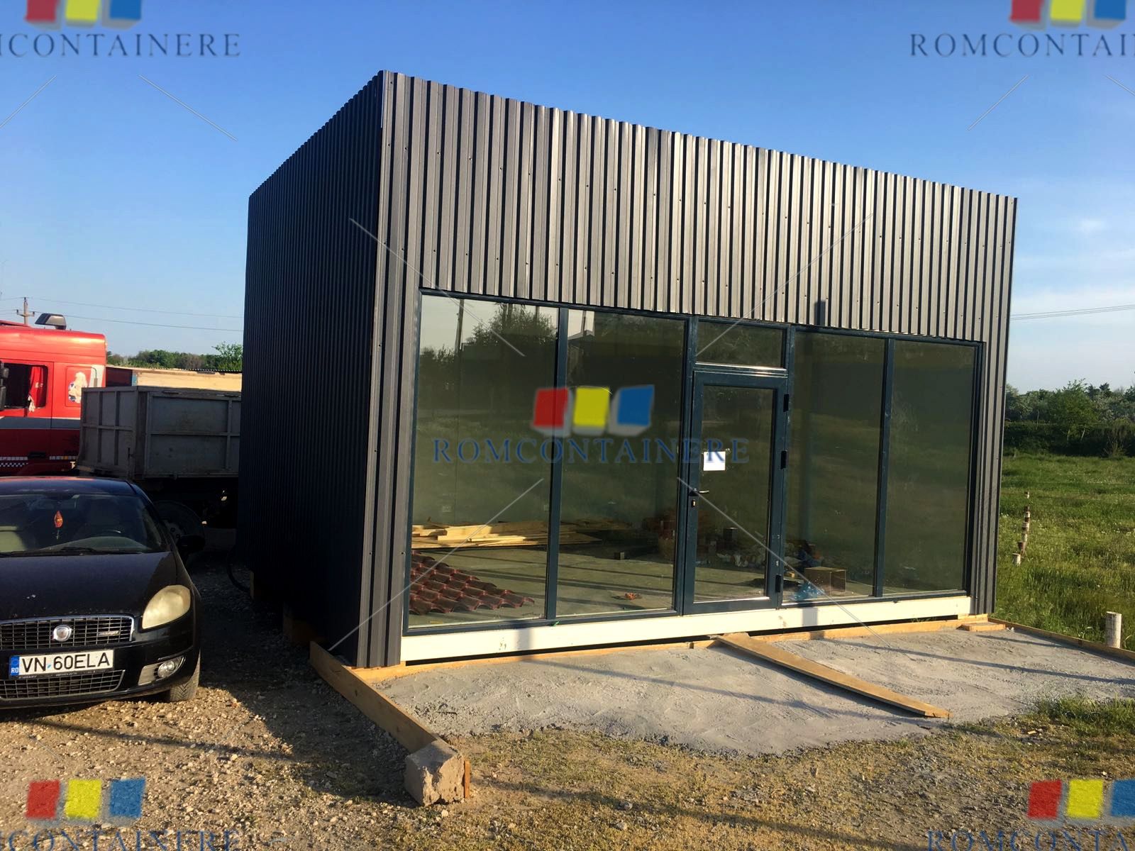 Containere tip birou sau magazin sau locuibil cu familia și case