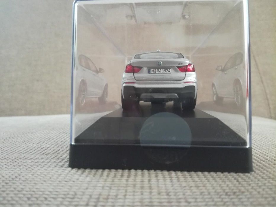 Vand macheta BMW X4 F26 editie de reprezentanta scara 1 43 Herpa